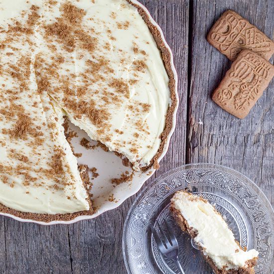 White chocolate cheesecake with ginger cookies