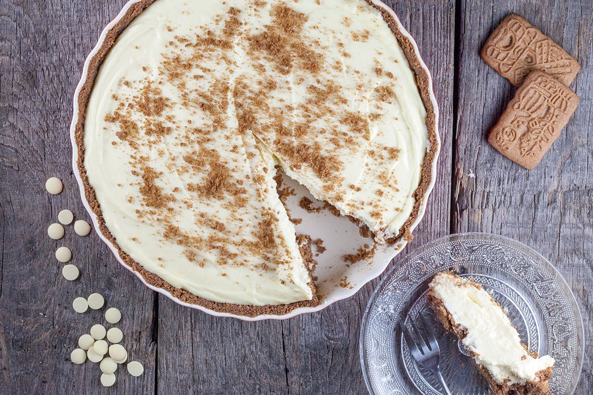 White chocolate cheesecake with ginger cookies