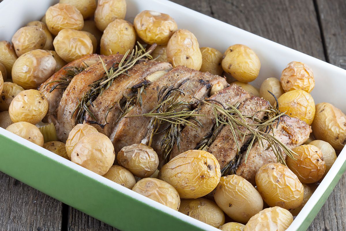 Oven-roasted pork loin with rosemary and potatoes
