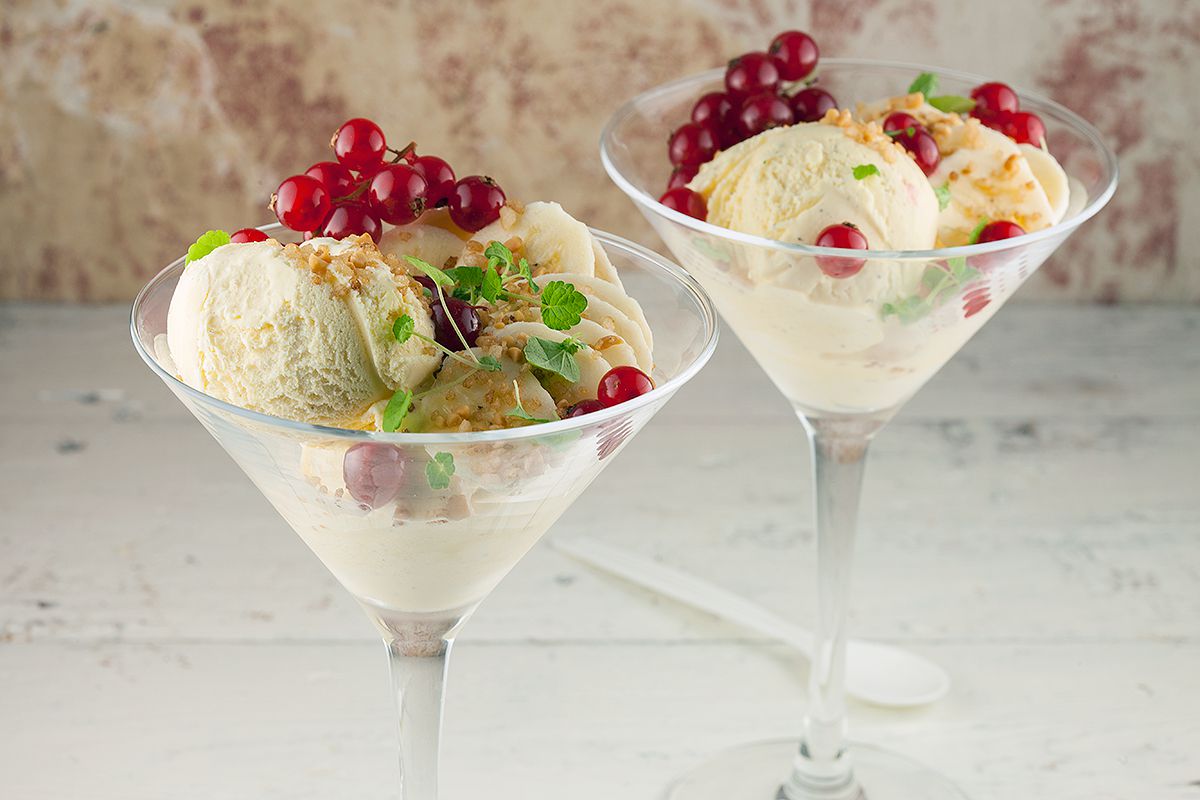 Vanilla ice cream with banana and red currants