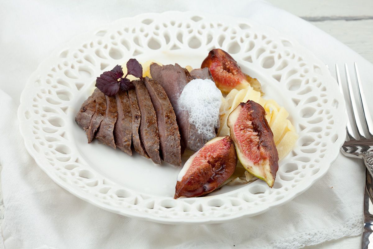Venison with fresh figs and cinnamon foam