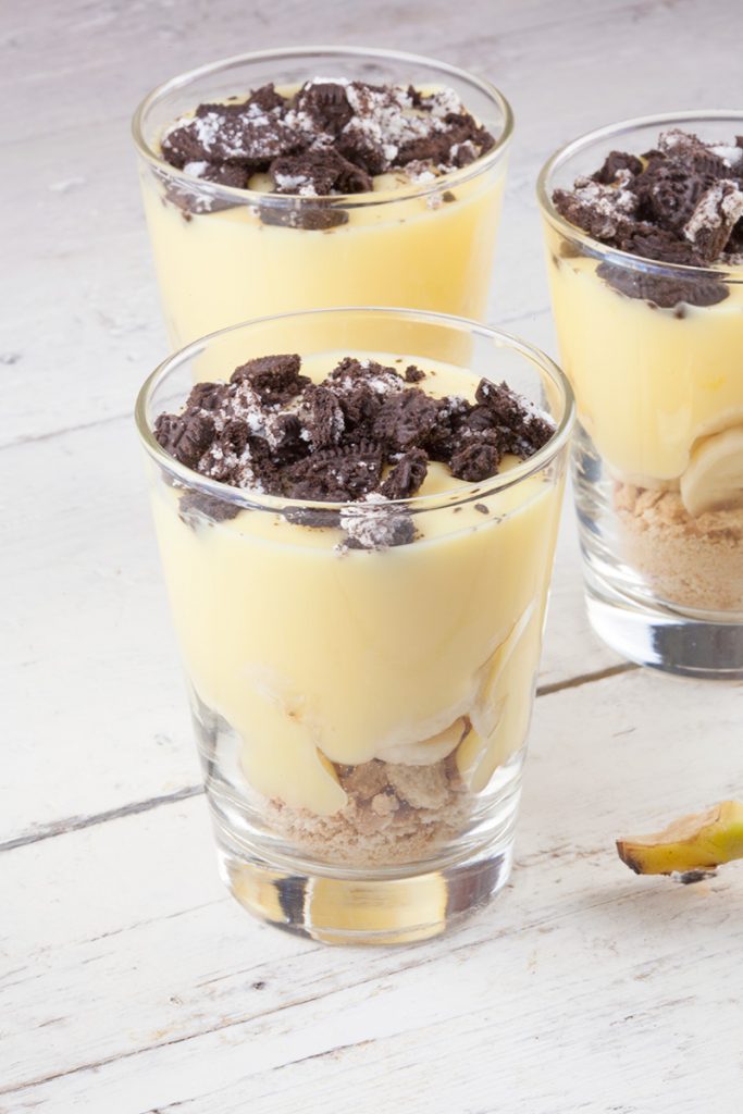 Vanilla pudding with banana and oreo cookies