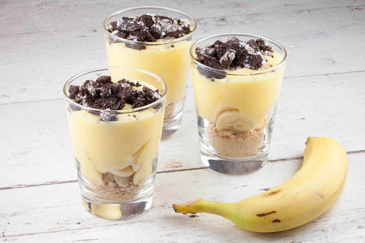 Vanilla pudding with banana and oreo cookies