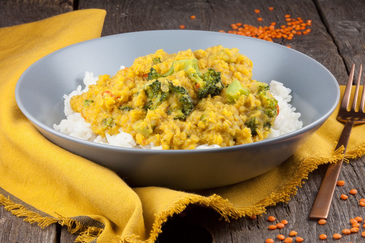 Vegetarian red lentils and broccoli curry