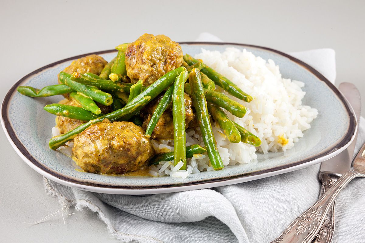 Spiced meatballs with green beans and rice