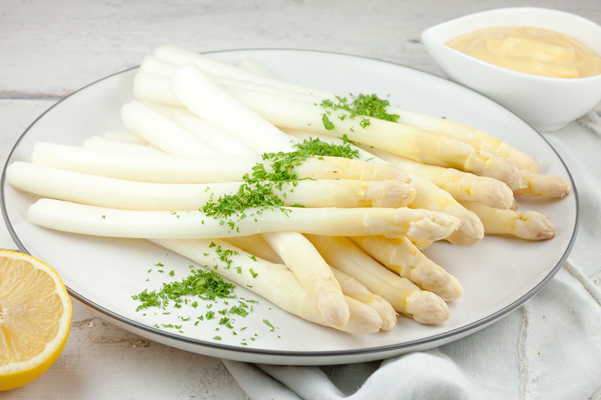 White asparagus with cold French mousseline sauce