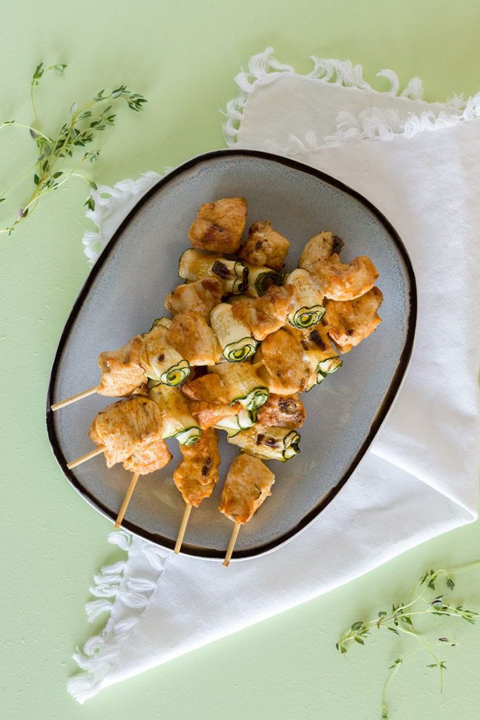 Barbecued chicken zucchini skewers