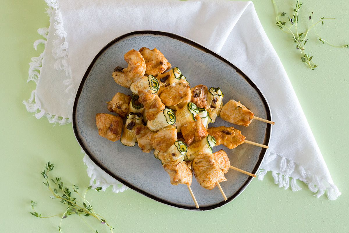 Barbecued chicken zucchini skewers