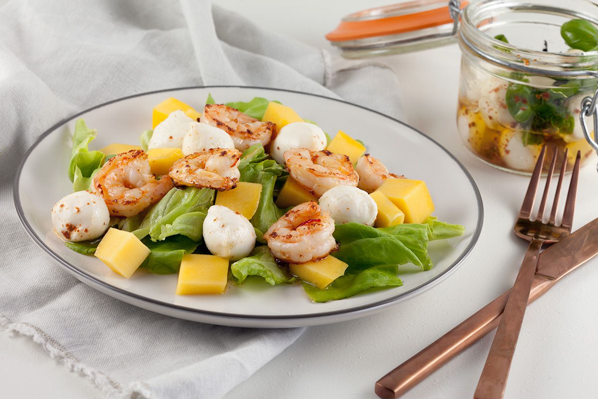 Shrimp salad with mango and mozzarella