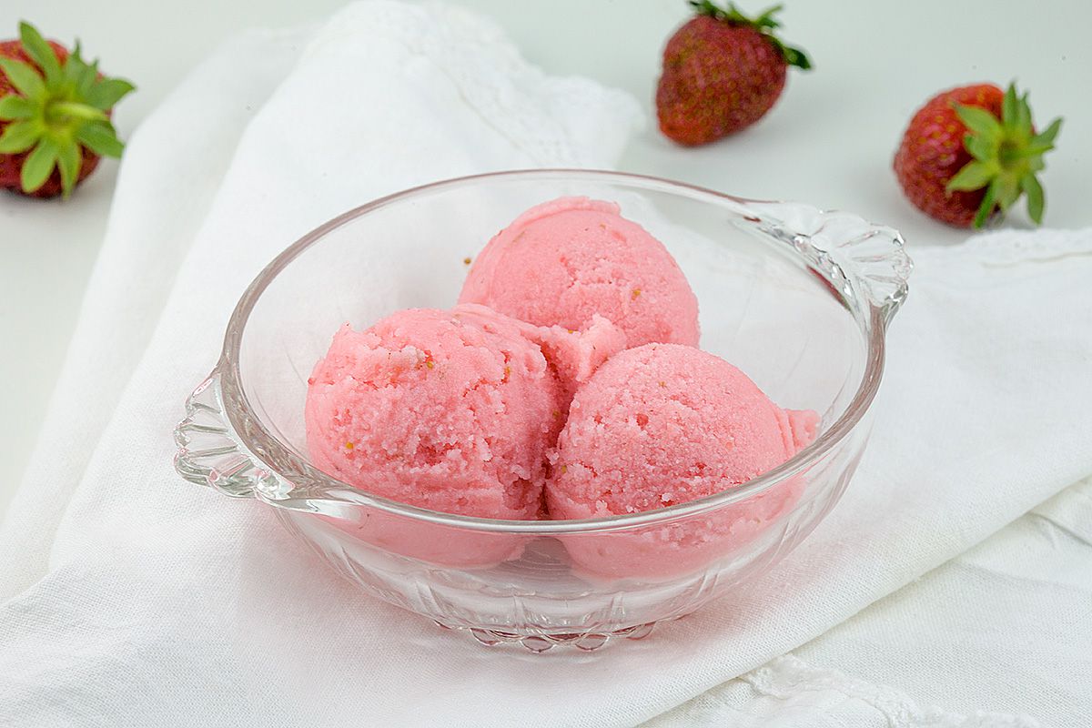 Strawberry buttermilk ice cream