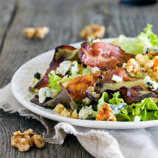 Autumn salad with bacon, lentils and cheese