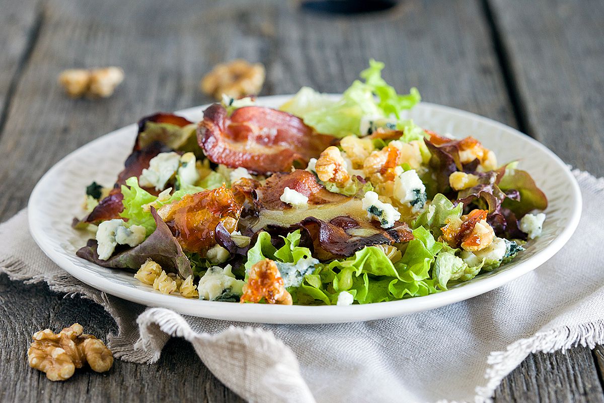 Autumn salad with bacon, lentils and cheese