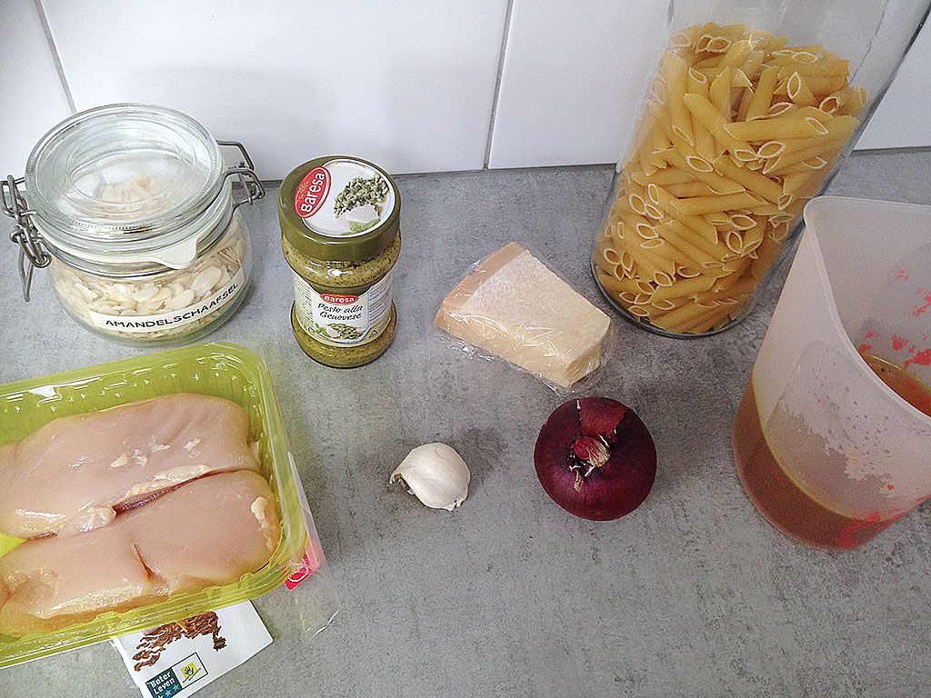 Chicken and pesto pasta with almonds ingredients