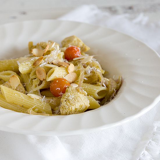 Chicken and pesto pasta with almonds