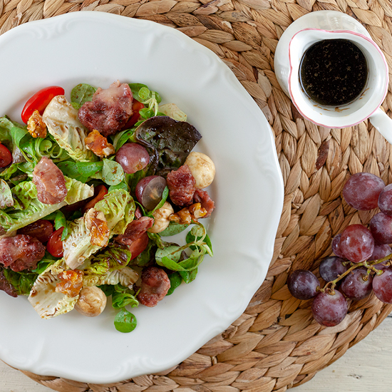 Salad with mozzarella, grapes and molasses dressing