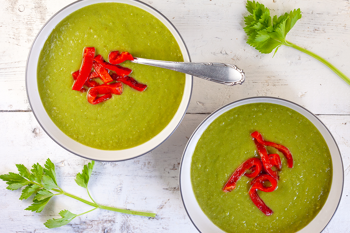 Pea soup with roasted red pepper