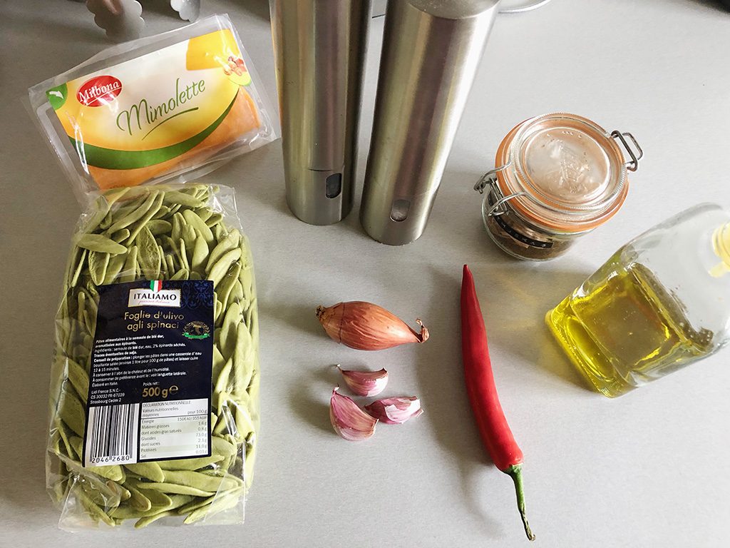 Spinach pasta with garlic ingredients