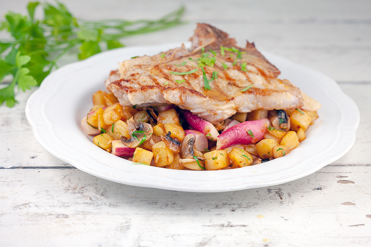 Stir-fried potatoes and radishes with veal