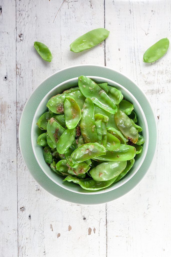 Stir-fried snow peas with garlic and ginger